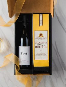 Gift box with one Chardonnay and one bag of Chardonnay wine brittle candy